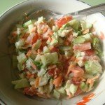 Летний салат с помидорами, огурцами, морковью и яблоком