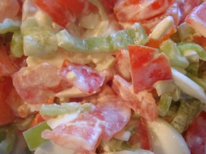 Салат с зелёным перцем и помидорами