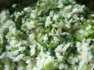 Зелёный салат с редисом