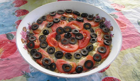 салат с мясом, помидорами и маслинами салат с мясом, помидорами и маслинами