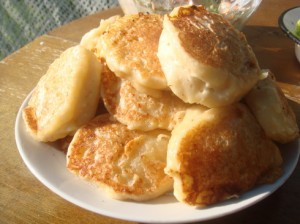 Дрожжевые оладушки с творогом