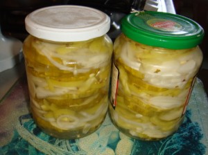 Консервированный салат из огурцов с луком и сладким перцем в маринаде